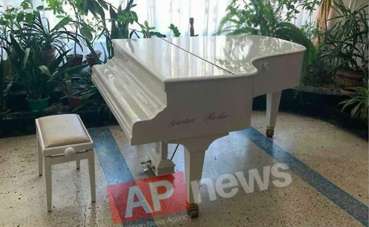 В одесской школе к приезду Зеленского установили белый рояль
