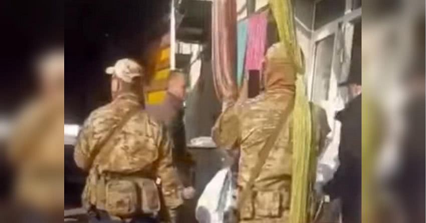 Скандал на рынке «7-й километр»: торговцы заблокировали спецназ СБУ, предпринята попытка самосожжения