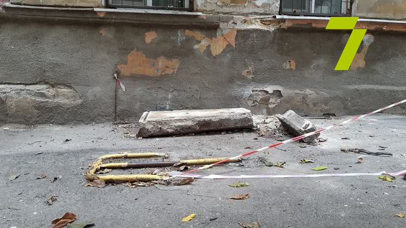 Дом-памятник архитектуры разрушается на Базарной: рухнул кусок балкона (фото)