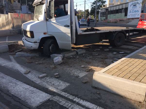 В Одессе авто Mitsubishi врезалось в трамвайную остановку