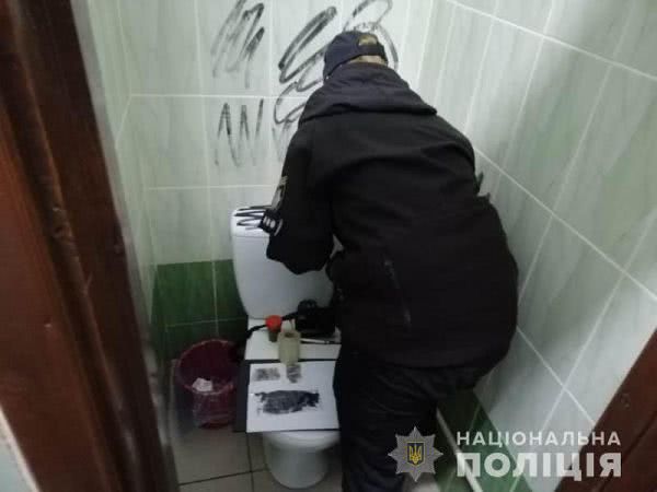 В Одессе в здании, где заседание избирательная комиссия, обнаружили дымовую гранату. Фото