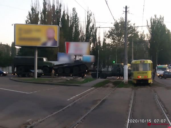 В Одессе заглохший на рельсах грузовик с военной техникой заблокировал движение трамваев