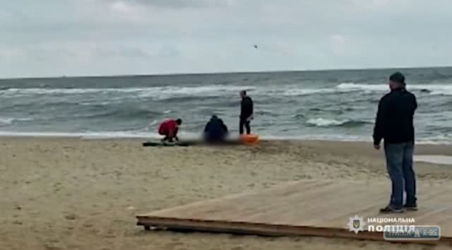 Пытался спасти друзей: на пляже в Одесской области утонул подросток