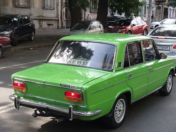 В Одессе замечен старенький автомобиль с очень дорогими номерами