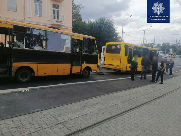 ДТП с маршрутками на спуске Маринеско: госпитализированы 5 человек (фото)