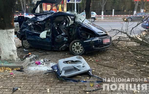 Автівку розтрощило вщент: на Одещині п’яний водій влетів у дерево (фото)