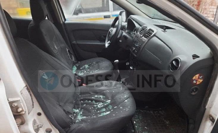 В Одессе пьяная компания избила полицейских и разгромила авто: фото