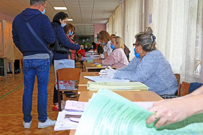 У Труханова больше трети голосов, у ЕС — за 12% — экзит-полы