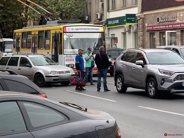 Из-за ДТП в центре Одессы образовалась серьезная пробка — не ходят троллейбусы по трем маршрутам