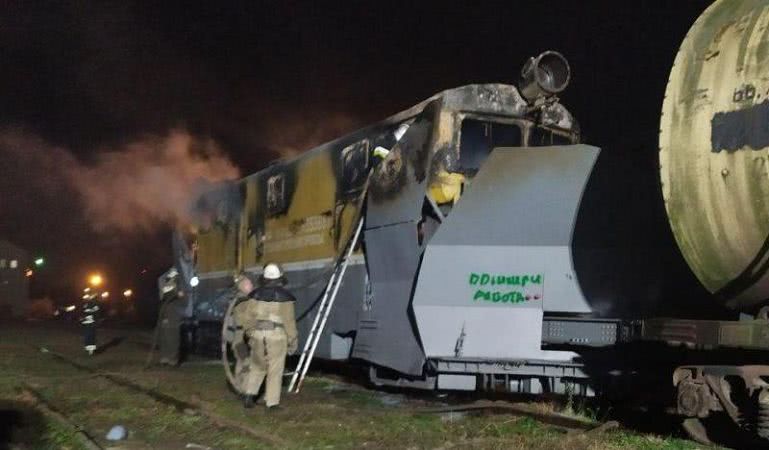Ночью в Аккермане тушили масштабный пожар: горела снегоуборочная техника железной дороги