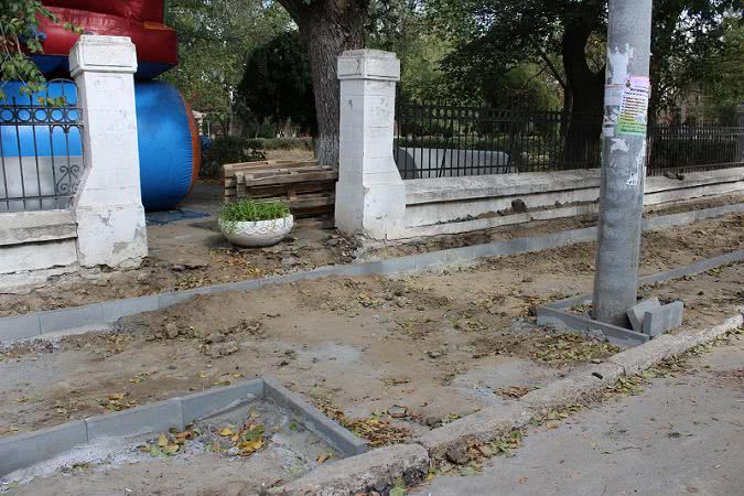 В Аккермане за деньги из госбюджета ремонтируют тротуар вокруг Михайловского сквера (фотофакт)