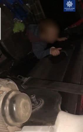 Под Одессой патрульный спас ребенка в жутком ДТП: счет шел на секунды, фото