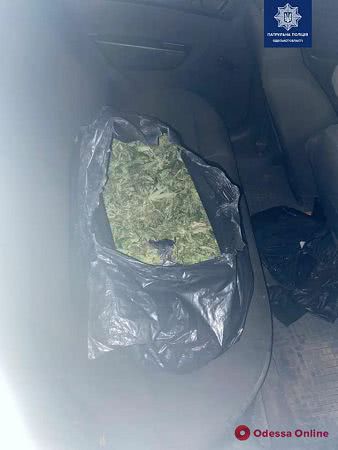 В Одессе патрульные остановили нарушителя ПДД и обнаружили в авто 15 килограммов марихуаны