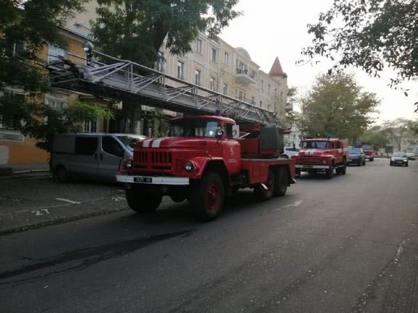Пожарные спасли пожилого мужчину из горящего в центре Одессы дома