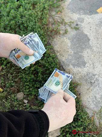 В Одессе замначальника колонии при задержании порвал 1 200 долларов взятки (фото)