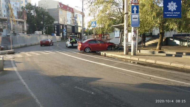 В Одессе автоледи на «Мицубиси» снесла трамвайную остановку (ФОТО)