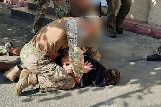 На ножах: в Одессе мужчина пытался проникнуть на территорию воинской части (фото)