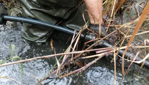 Прикордонники виявили на дні Кучурганського водосховища спиртопровід, наразі його демонтують