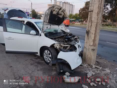 Одесса: утром 18-летний водитель Renault въехал в столб