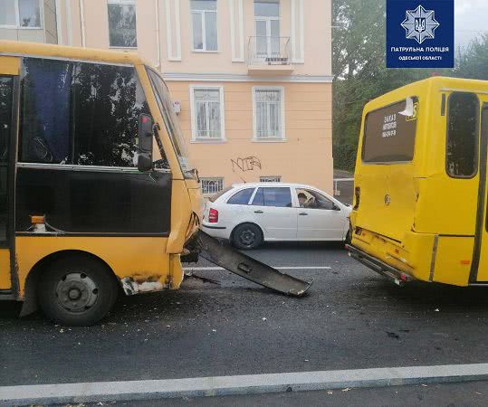 Тройное ДТП произошло в Одессе: столкнулись две маршрутки и автомобиль