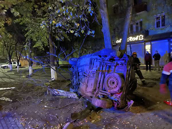 В центре Измаила на рассвете молодежь на Citroёn влетела в дерево: двое погибших, есть пострадавшие
