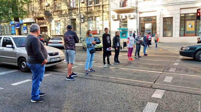Одесситы перекрыли улицу в центре города — в ресторане «Брик» всю ночь играет громкая музыка