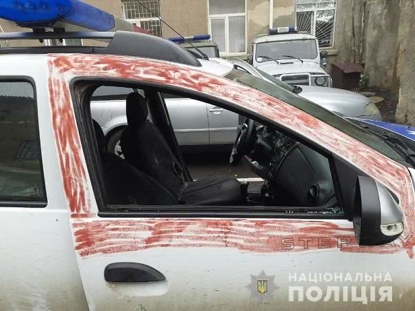 В Одеській області біля розважального закладу чоловіки побилися з поліцейськими