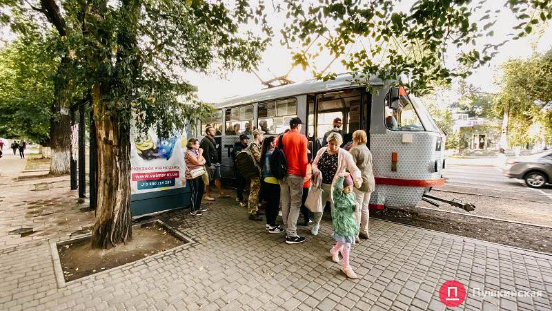 Маршрутки полные, а в трамваях и троллейбусах — только сидя: как в Одессе соблюдают карантинные ограничения в транспорте. Видео