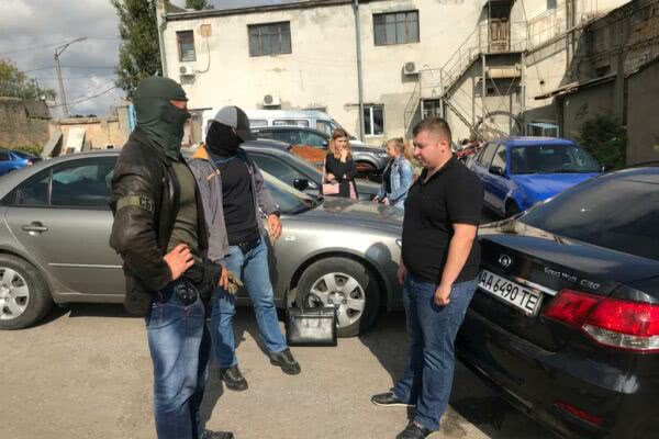 Заступника Одеської колонії №14 та одного з тюремщиків затримали на хабарі, тюремщик почав рвати долари (фото)