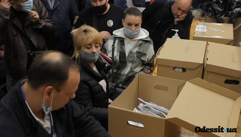 При пересчете бюллетеней в Суворовской ТИК выявили исчезновение голосов избирателей от двух партий (фото)