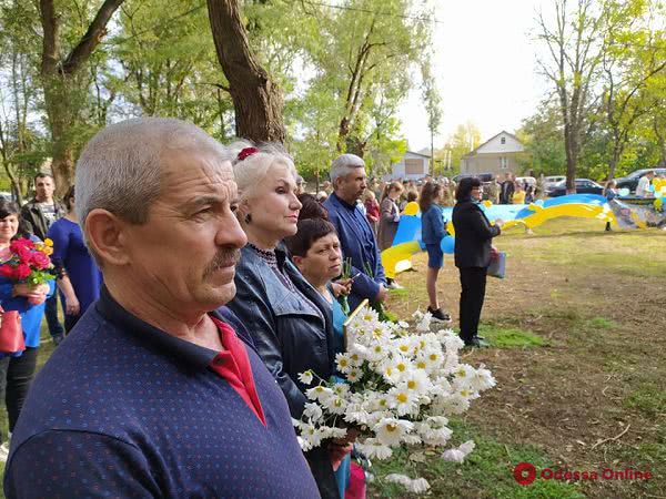 В райцентре на юге Одесской области открыли памятный мемориал погибшим украинским воинам