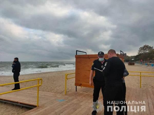В Одесской области полицейский спас двух утопающих в море подростков