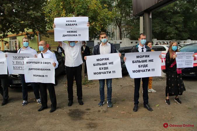 В ожидании Зеленского: одесситы митингуют против коррупции в морской отрасли (фото)