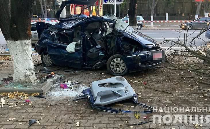 Под Одессой пьяный водитель влетел в дерево, в результате чего погибли два человека