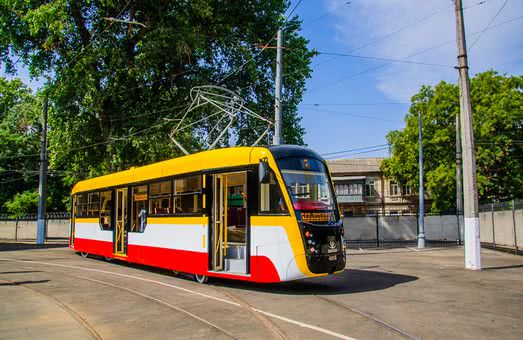 В Одессе начало работать больше трамваев и автобусов