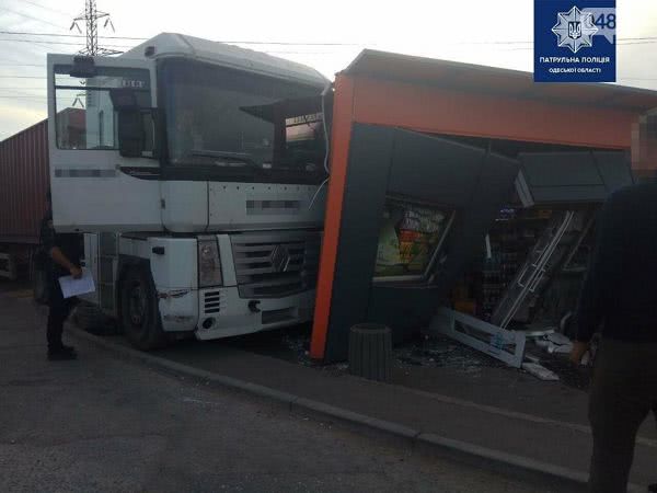 В Одесі вантажівка без водія розтрощила магазин: фото та відео