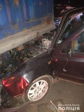 В Одеській області легковий автомобіль влетів у фуру: водій загинув, двоє пасажирів серед яких маленька дитина — шпиталізовані