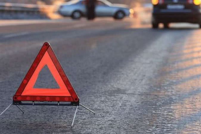 В Одесі водій на швидкості влетів в огорожу і протаранив авто поліції (відео)