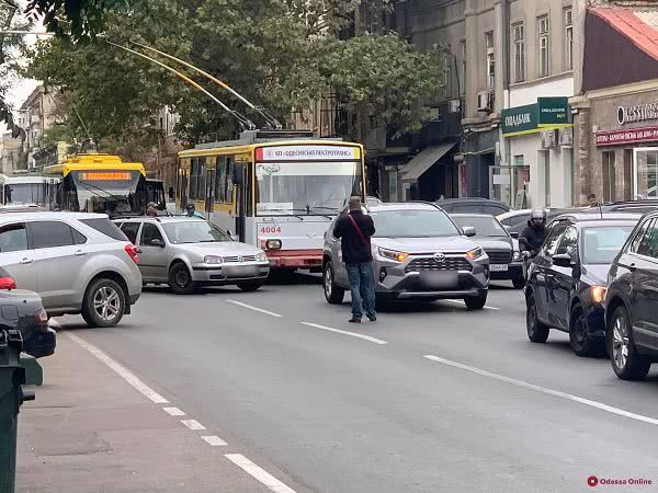 Из-за ДТП в центре Одессы образовалась серьезная пробка — не ходят троллейбусы по трем маршрутам
