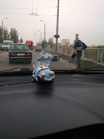 В районе Ивановского моста столкнулись два автомобиля и мотоцикл (фото)