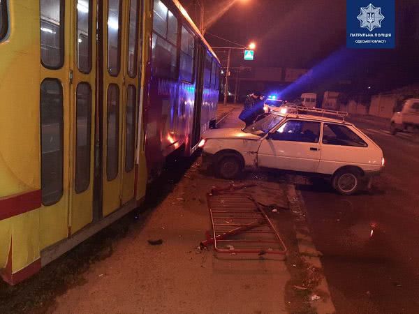 В Одесі водій автівки наїхав на людину, а потім зіткнувся з трамваєм – поліція