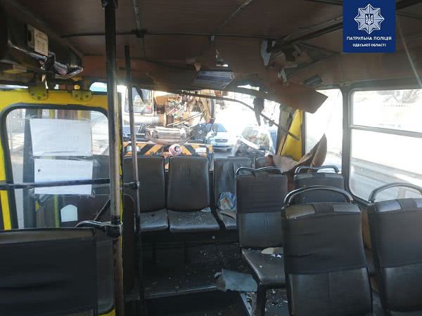 ДТП в Одессе: грузовик врезался в маршрутку с пассажирами