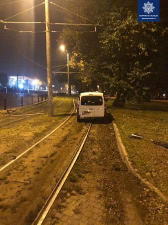 В центре Одессы пьяный водитель сбил дорожный знак и пытался скрыться с места ДТП (фото)