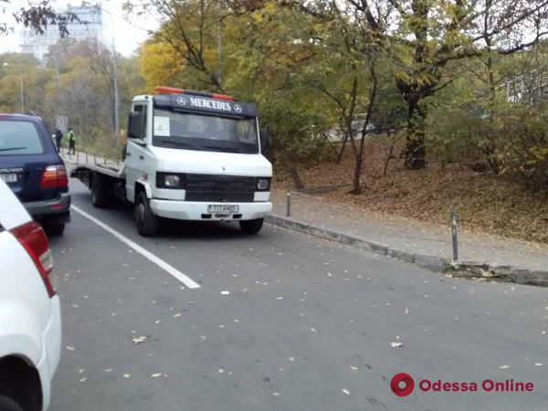 Одесса: на Вице-Адмирала Азарова эвакуируют авто за неправильную парковку (фото)