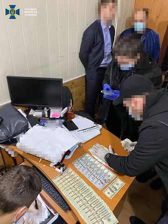 Правоохранители задержали подозреваемых чиновников на рабочем месте