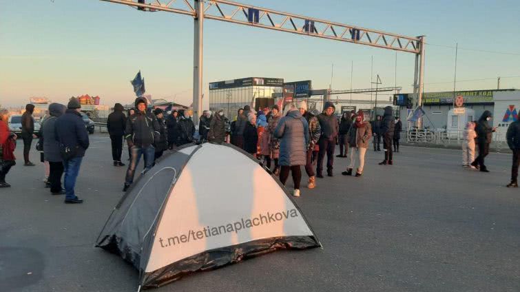 Предприниматели «7 километра» до сих пор блокируют трассу и установили палатки