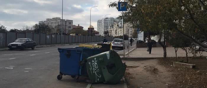 В ближайшее время проблема с мусорками на дороге в Черноморске будет решена