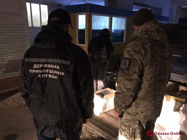 В Подольске пограничники остановили внедорожник, напичканный безакцизными сигаретами