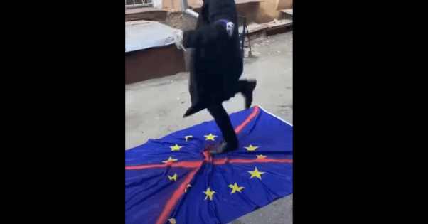 В Одессе ультраправые сорвали и осквернили флаг ЕС под мэрией (ВИДЕО)