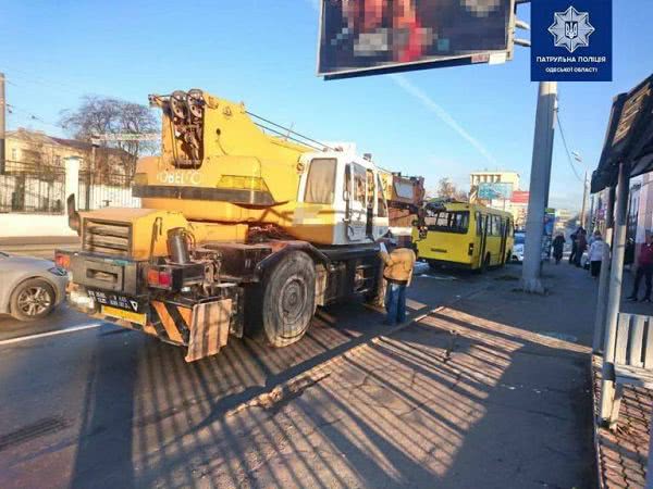 В Одессе автокран протаранил стрелой маршрутку, — пострадали три человека